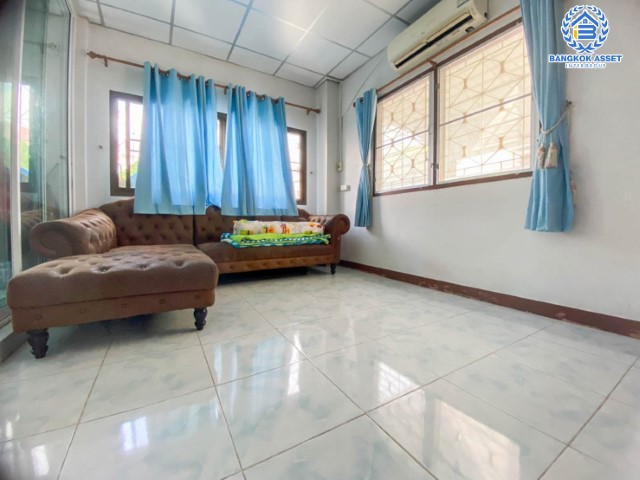 *****บ้านเดี่ยวมือสองย่านกรุงเทพมหานคร ม.เพชรมณฑลกรีน บางบอน5 เนื้อที่กว้างขวางถึง 50 ตร.ว. ฟังก์ชัน 3 ห้องนอน 2 ห้องน้ำ 2 ที่จอดรถ สภาพดี บนทำเลแห่งการเดินทาง เชื่อมต่อถ.มาเจริญ ถ.เพชรเกษม ใกล้เดอะมอลล์บางแค